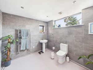 Bedroom One Wet Room- click for photo gallery